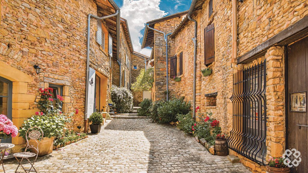 rue du village de Oingt beaujolais